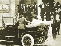 František Ferdinand d'Este s chotí hraběnkou Chotkovou opouštějí Sarajevskou radnici 28. června 1914