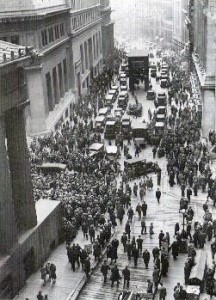 Dav shromažďujících se lidí na Wall Street v průběhu černého čtvrtka 1929