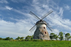 Podobné větrné mlýny se ve středověku rozšiřovaly (foto z Estonska)