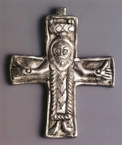 Kříž nalezený v Mikulčicích.